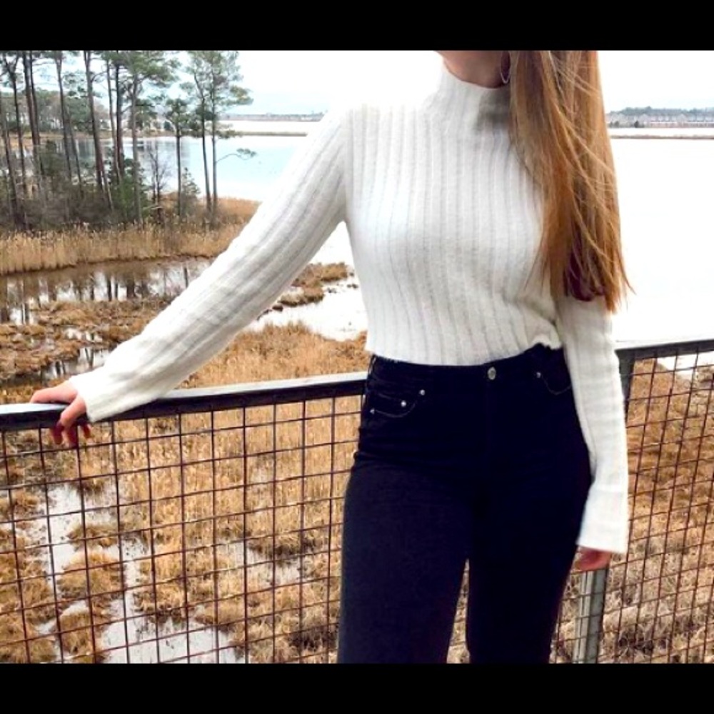 Grey Bandit cropped long sleeve sweater